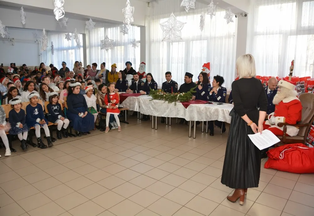 Polițiștii vasluieni au jucat rolul de Moș Crăciun pentru copiii de la Centrul Şcolar pentru Educaţie Incluzivă Negrești