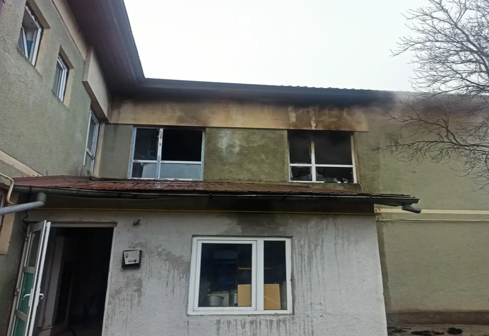 Incendiu la Huși. Persoane evacuate, printre care și 3 copii, dintr-o clădire în care funcționează o creșă