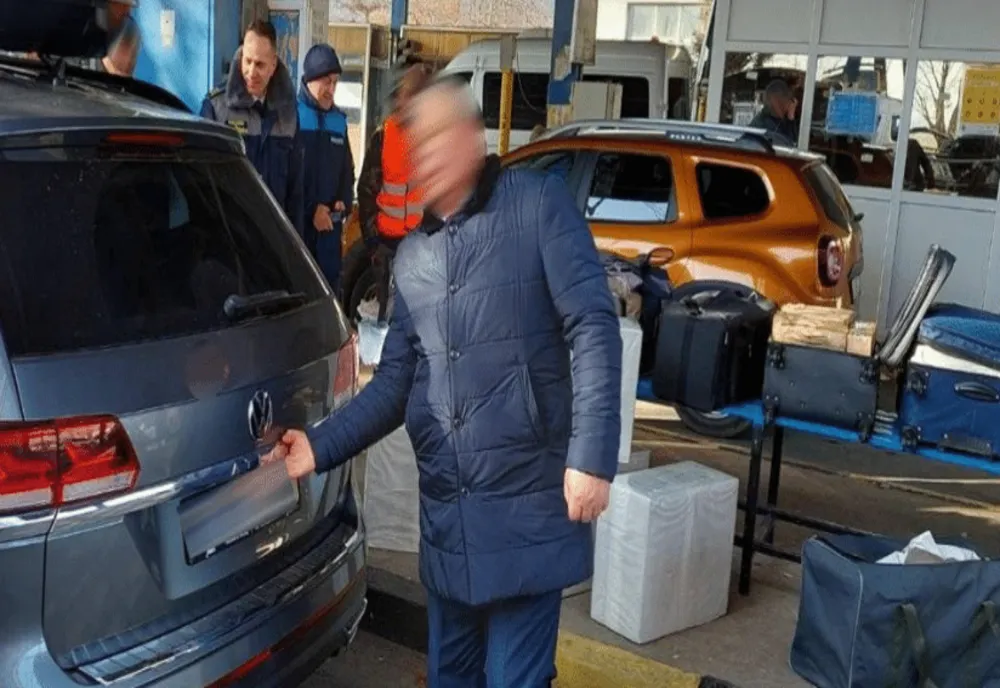 S-a dat drept „diplomat” și a încercat să treacă prin vamă cu țigări de contrabandă