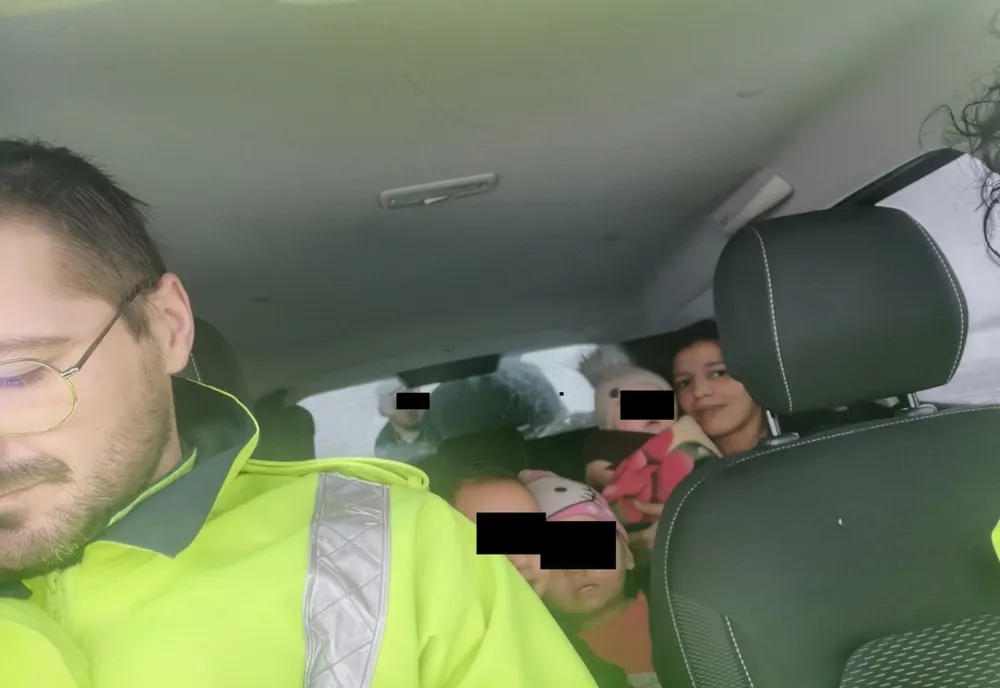 Autoturism răsturnat pe DE 581: în interior, o femeie cu 3 copii. Cel mai mic, un bebeluș de 4 luni.