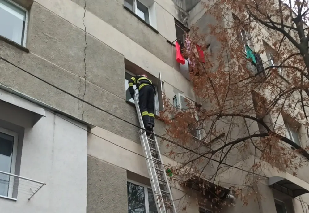 Bârlad. Un copil de 1 an și 9 luni a rămas blocat în casă. A fost nevoie de intervenția pompierilor pentru a deschide ușa. VIDEO