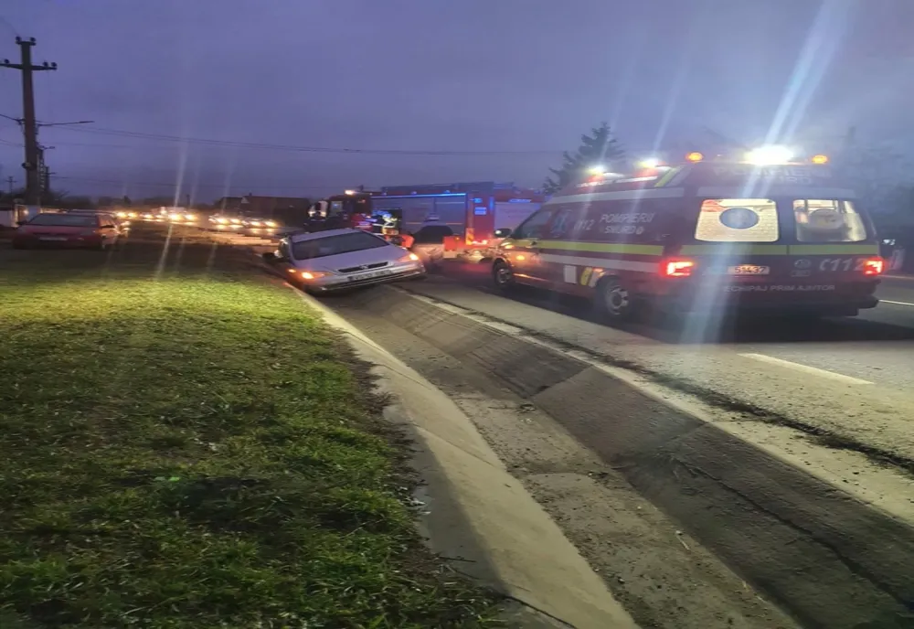 ACCIDENT în Vaslui! Șoferul a rămas blocat în mașină