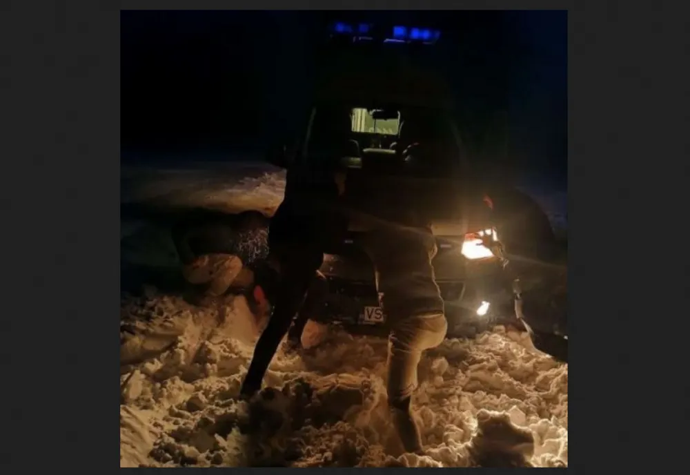 Un grup de tineri aflați la o petrecere, au scos din nămeți o ambulanță blocată 
