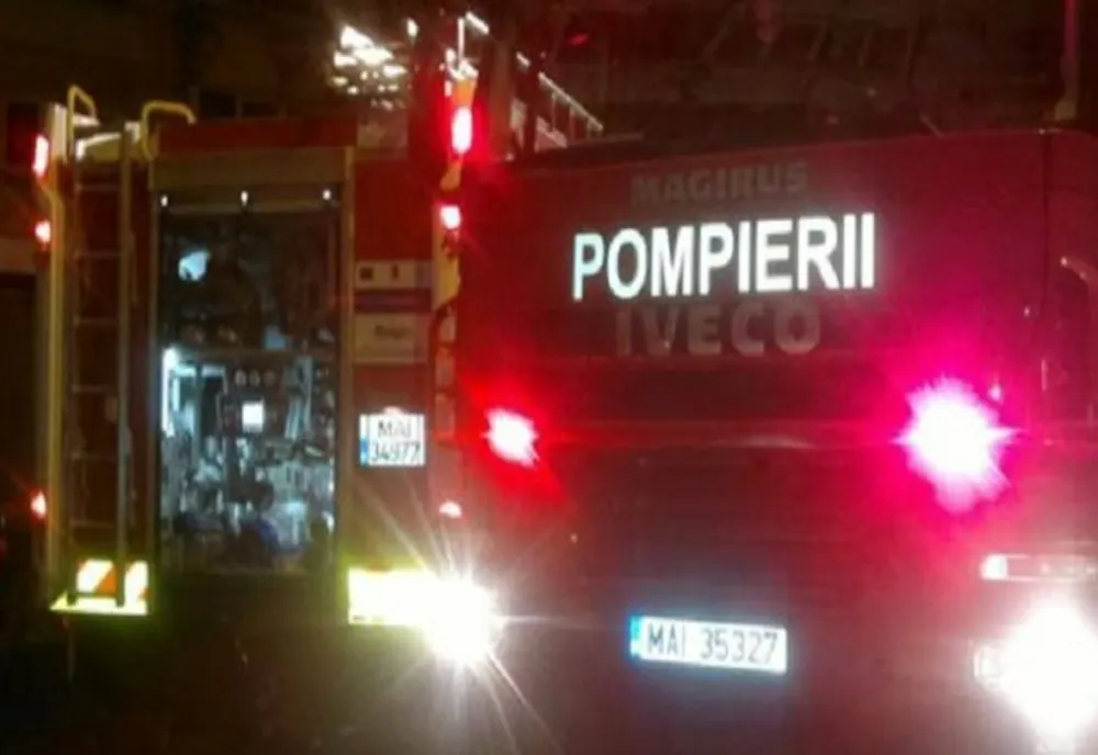 Pompierii intervin pentru a stinge un incendiu la o casă din Vaslui