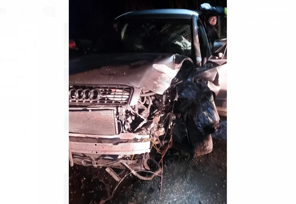 Un autoturism s-a izbit, noaptea trecută, de un camion staționat