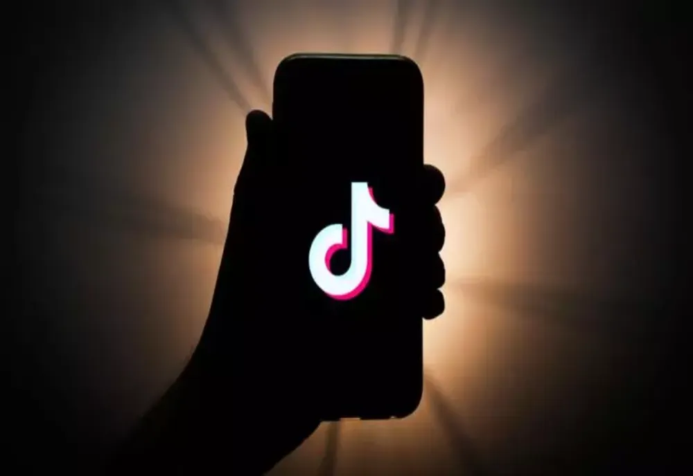 REUTERS: ALEGĂTORII ROMÂNI CAUTĂ DIN NOU ÎNDRUMARE PE TIKTOK