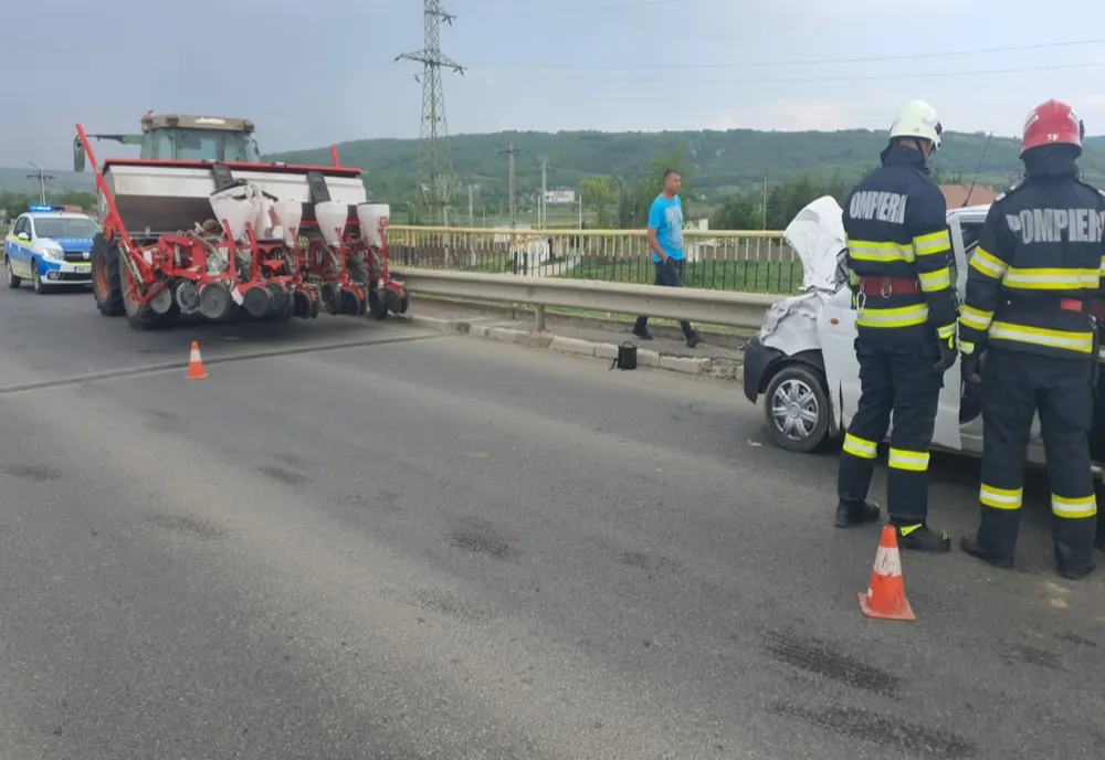 Accident rutier la Zorleni. Tamponare între un utilaj agricol si un autoturism