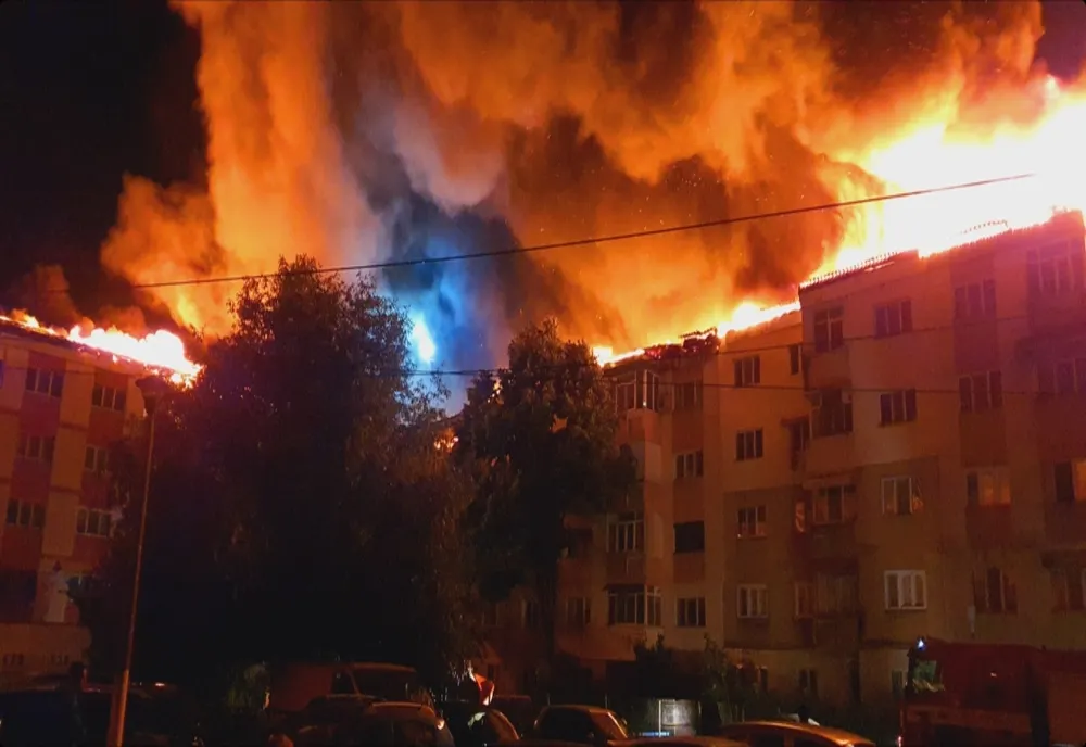 Incendiu puternic la un bloc din Bârlad