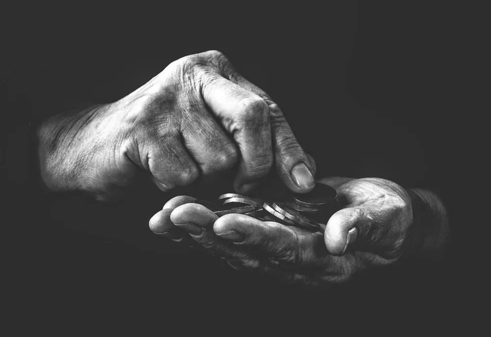 ROMÂNII VULNERABILI PRIMESC AJUTOR ABIA LA FINALUL ANULUI: CÂND VOR INTRA BANII PE CARDURI