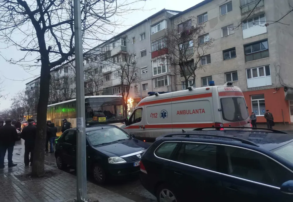 Călătorii unui autobuz din Bârlad au chemat ambulanța după ce i s-a făcut rău șoferului