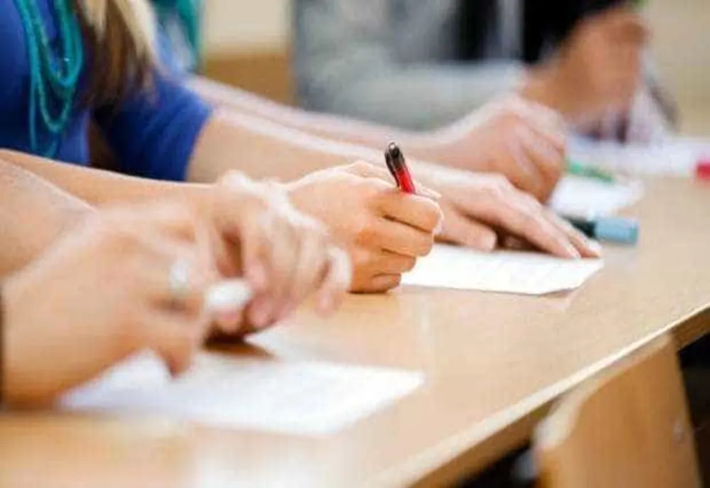 PREMIERĂ PENTRU ELEVI: PÂNĂ LA 5.000 DE LEI PENTRU CEI CU MEDIA 10 LA EXAMENELE NAȚIONALE