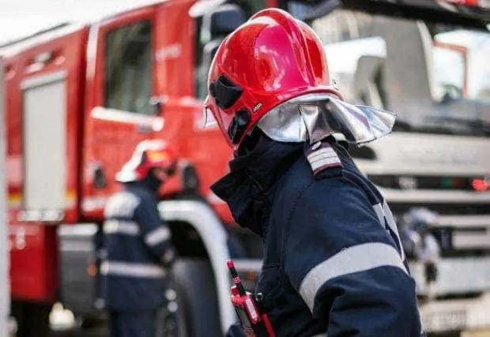 INCENDIU ÎNTR-UN BLOC DIN BÂRLAD: 50 DE PERSOANE EVACUATE
