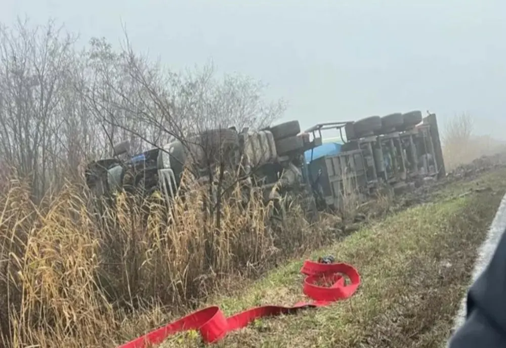 Cisterna încărcată cu GPL răsturnată pe marginea unui drum din Vaslui, repusă pe roți