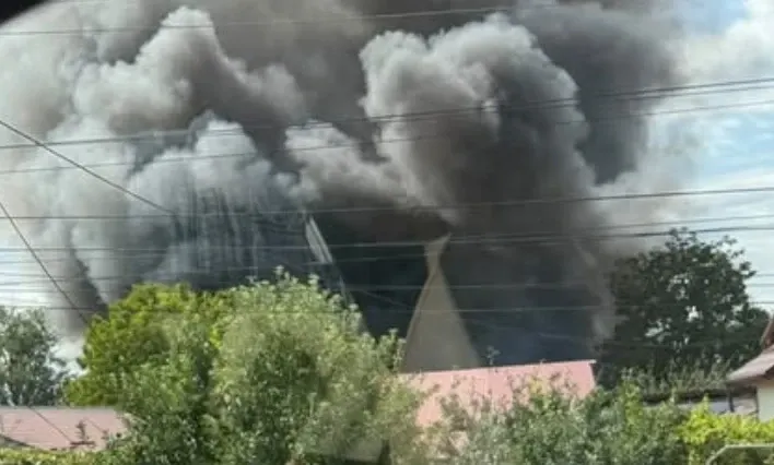 Alertă în Dâmbovița! Un incendiu violent a cuprins 300 de metri pătrați. Autoritățile au emis RO-Alert