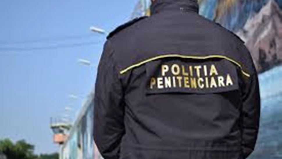 Agent șef de la Penitenciarul Ploiești, acuzat că a luat mită pentru a introduce telefoane și alcool în închisoare