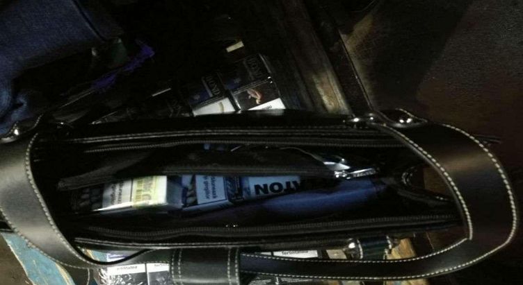 Țigări_de_contrabandă_ascunse_în_bagaje_-_Politia_de_Frontiera_-_2019-01-10_14.33.37