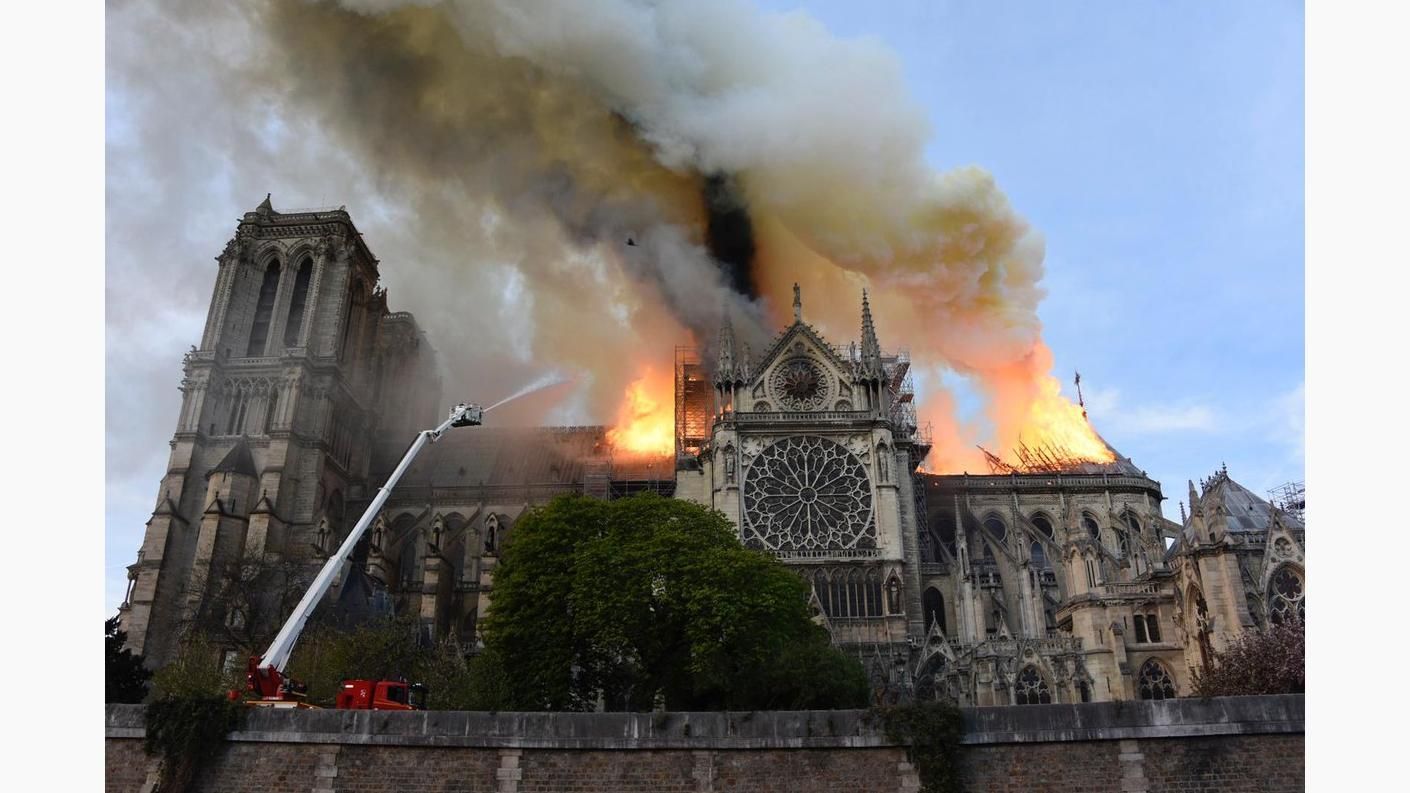 Catedrala-Notre-Dame-de-Paris-in-flacari-2 (1)