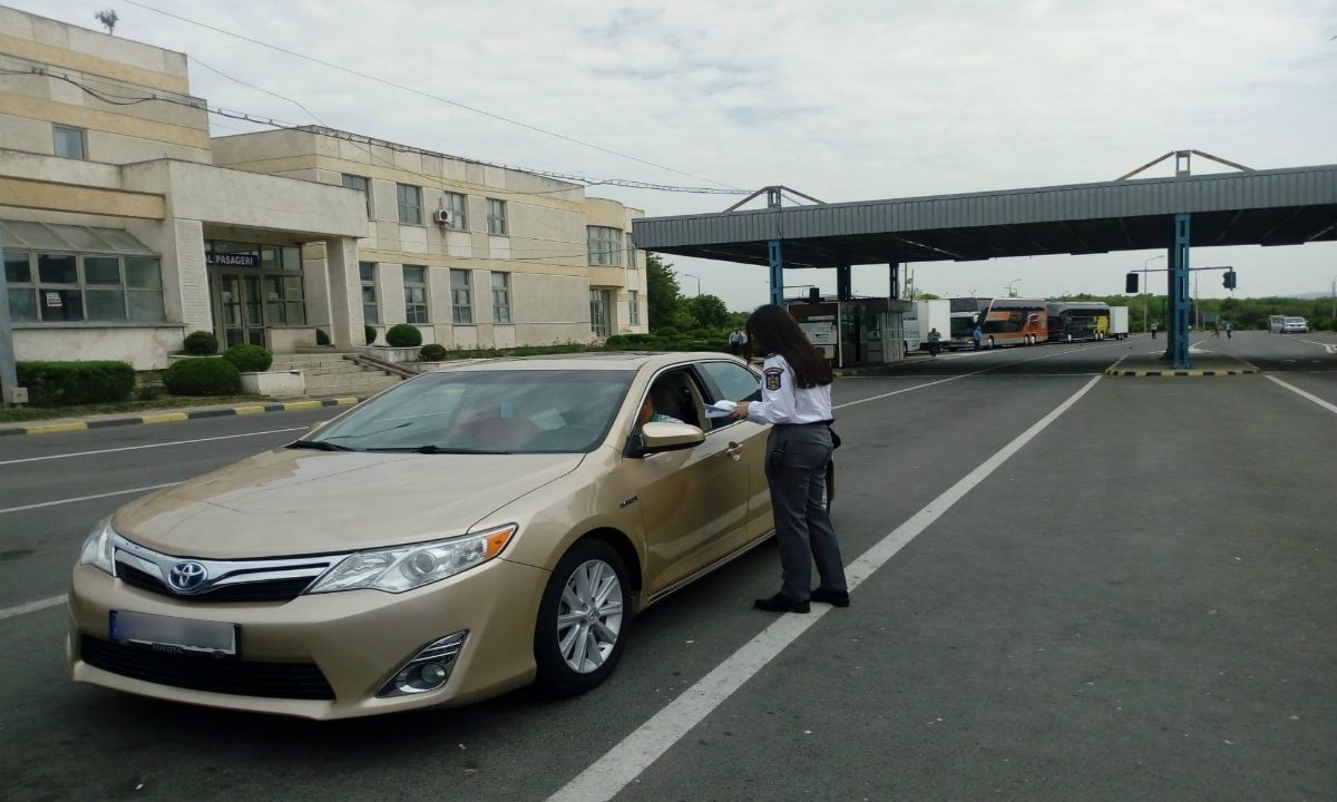 Cărţi de identitate false, oprite din drumul către Germania