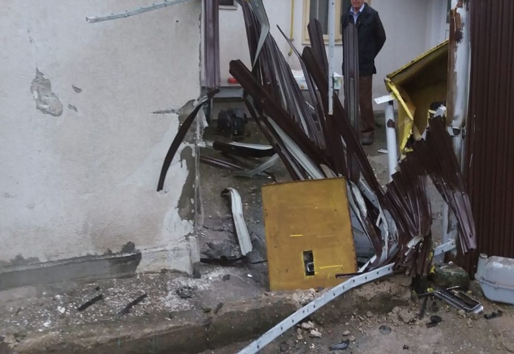 Un șofer a intrat cu mașina într-un gard și a rupt o țeavă de gaz metan - VIDEO