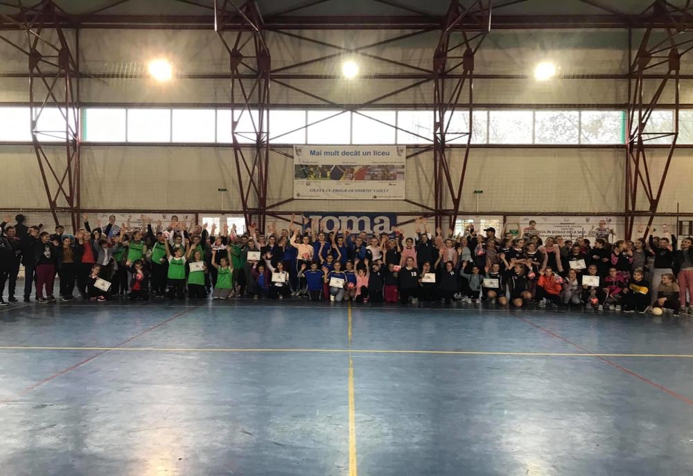 Zeci de copii din mediul rural au concurat la handbal