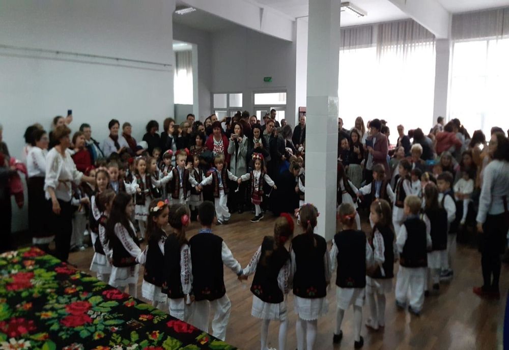 FOTO: Parada portului popular la ”Drag mi-e jocul românesc de mic învăț să-l pornesc”