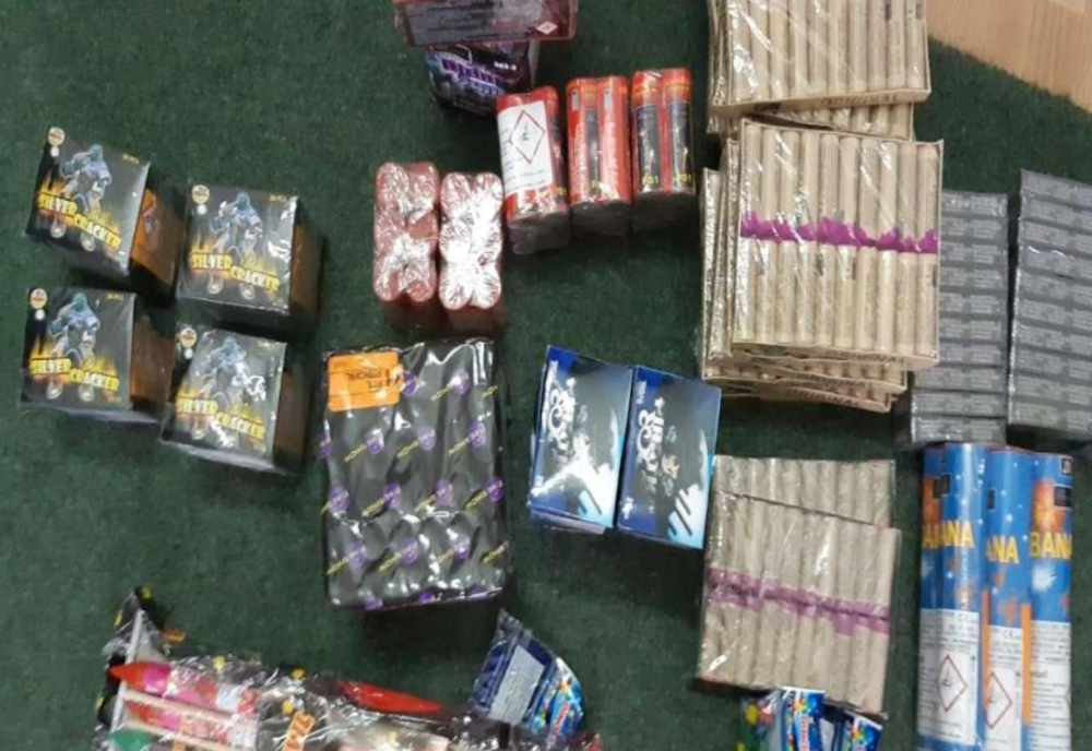 Un bărbat din Vetrișoaia a comandat petarde prin poștă și a fost prins de polițiști în timp de le ducea acasă