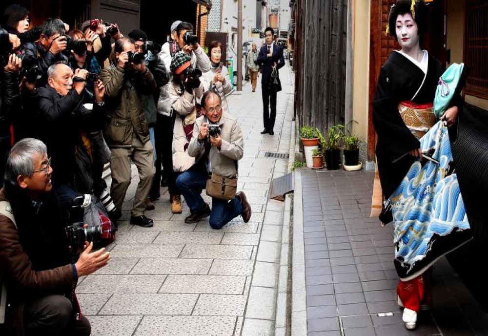  Turiştii vor avea nevoie de permisiune pentru a fotografia cu geishele