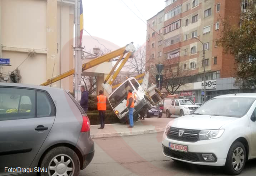 POZA ZILEI. Utilajul care montează instalațiile ornamentale pe Primăria Bârlad a „amețit” - FOTO