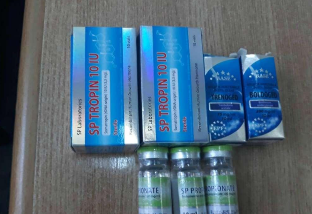 Un italian și un român, au încercat să treacă vama cu substanțe anabolizante