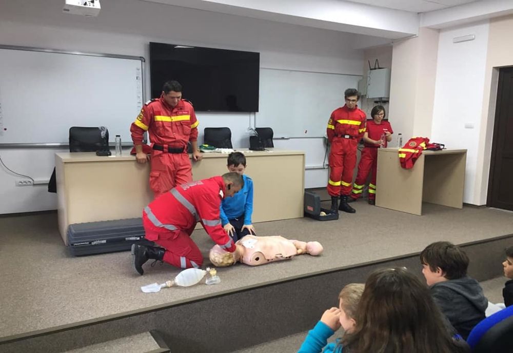 Elevii de la LMK Vaslui instruiți de paramedicii de la IJSU Vaslui