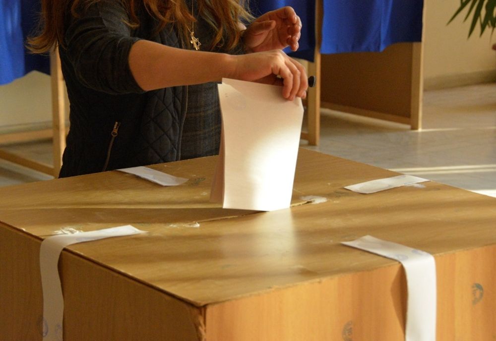 Președinte de secție de votare anchetat de polițiști, după ce a deschis urna înainte de încheierea scrutinului