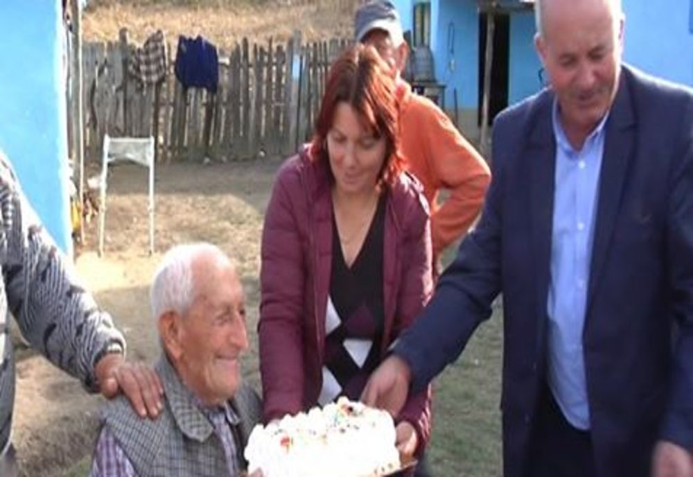 Vasluian aniversat de rude și autorități la împlinirea vârstei de 105 ani