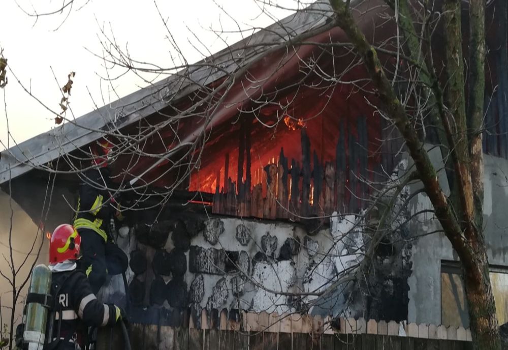 Casă mistuită de flăcări în localitatea Moara Domnească