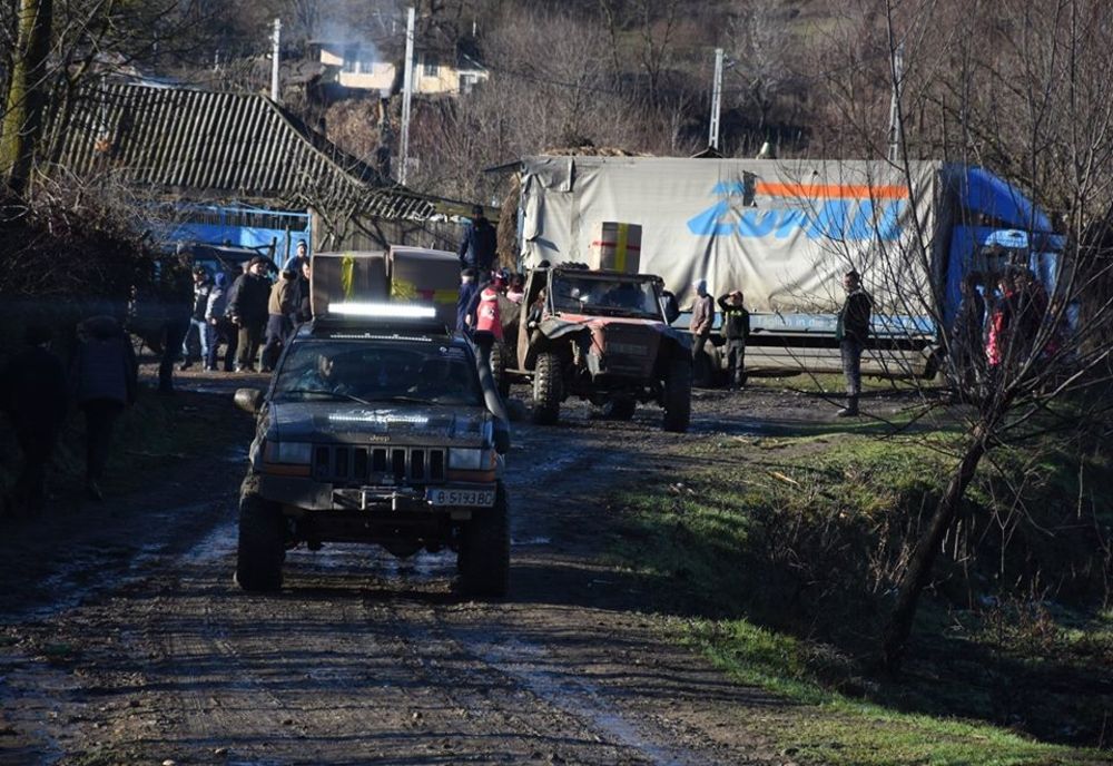 GEST UMANITAR!  Membrii clubului „Off Road Club Bârlad” au jucat rolul de Moș Crăciun pentru 60 de familii nevoiașe. FOTO