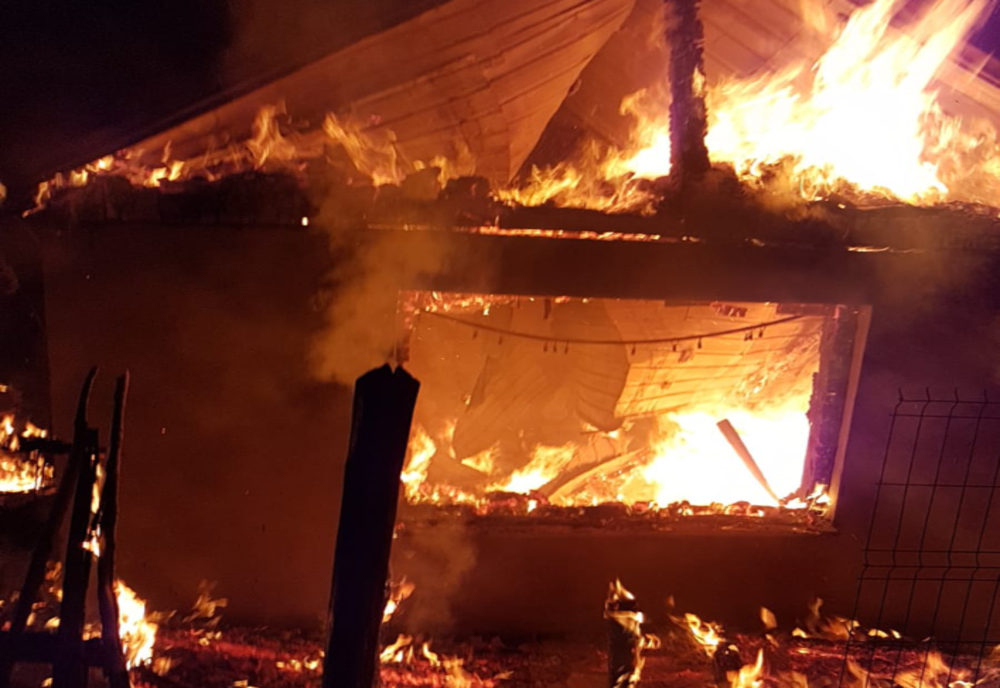 O casă din localitatea Simila, cuprinsă de flăcări noaptea trecută!