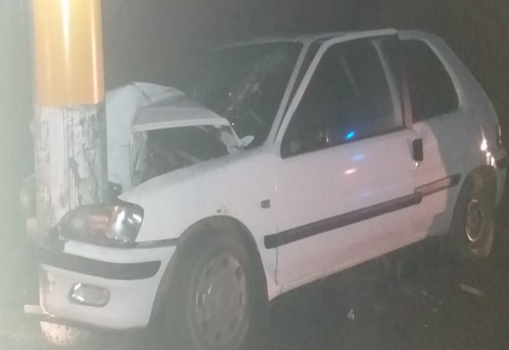 Negrești: un autoturism scăpat de sub control s-a oprit într-un stâlp. FOTO