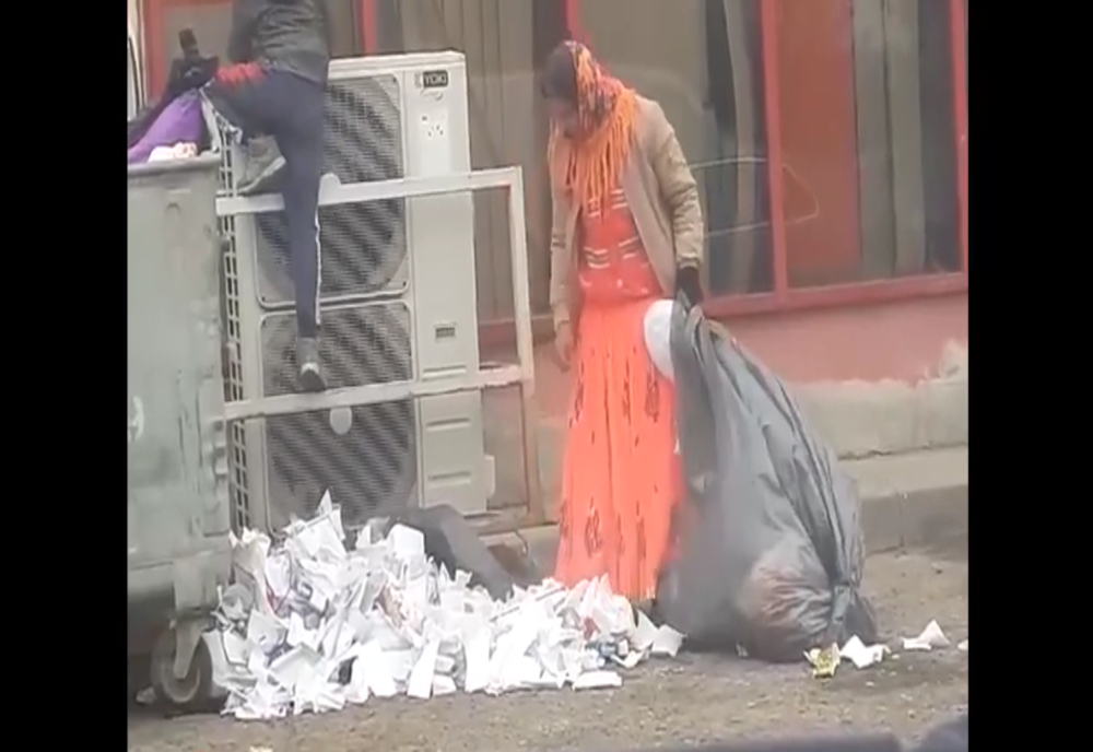 IMAGINILE ZILEI. „Sursa” gunoaielor din parcarea unui centru comercial din centrul Bârladului