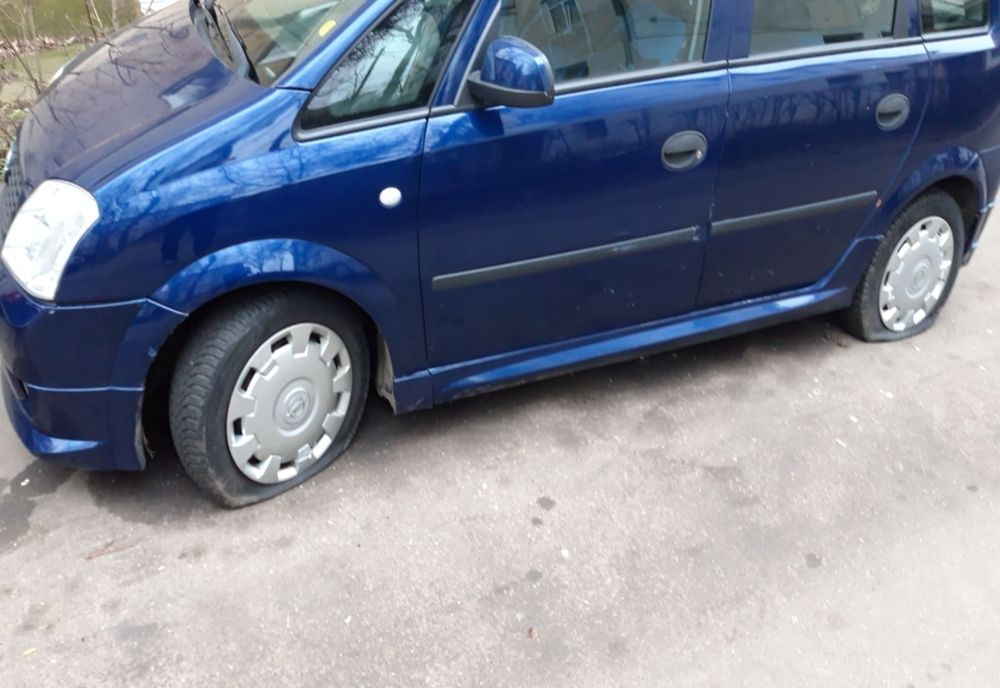 Cel puțin 8 mașini cu cauciucurile tăiate la Bârlad în ultima săptămână!