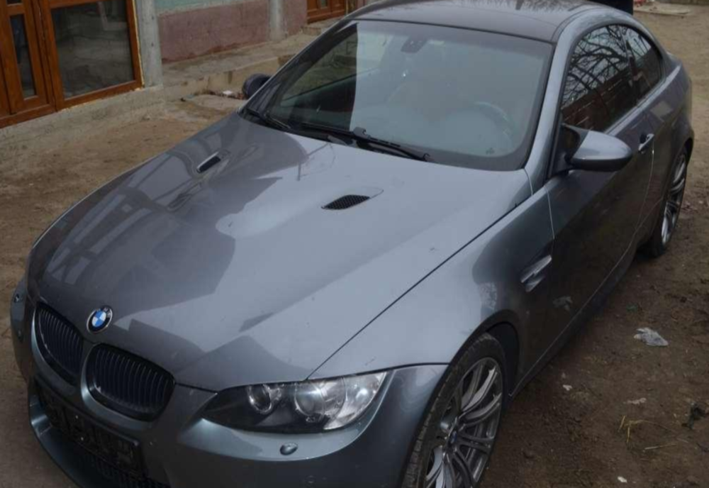 BMW furat din Italia, găsit în curtea unui bărbat din Râșești!
