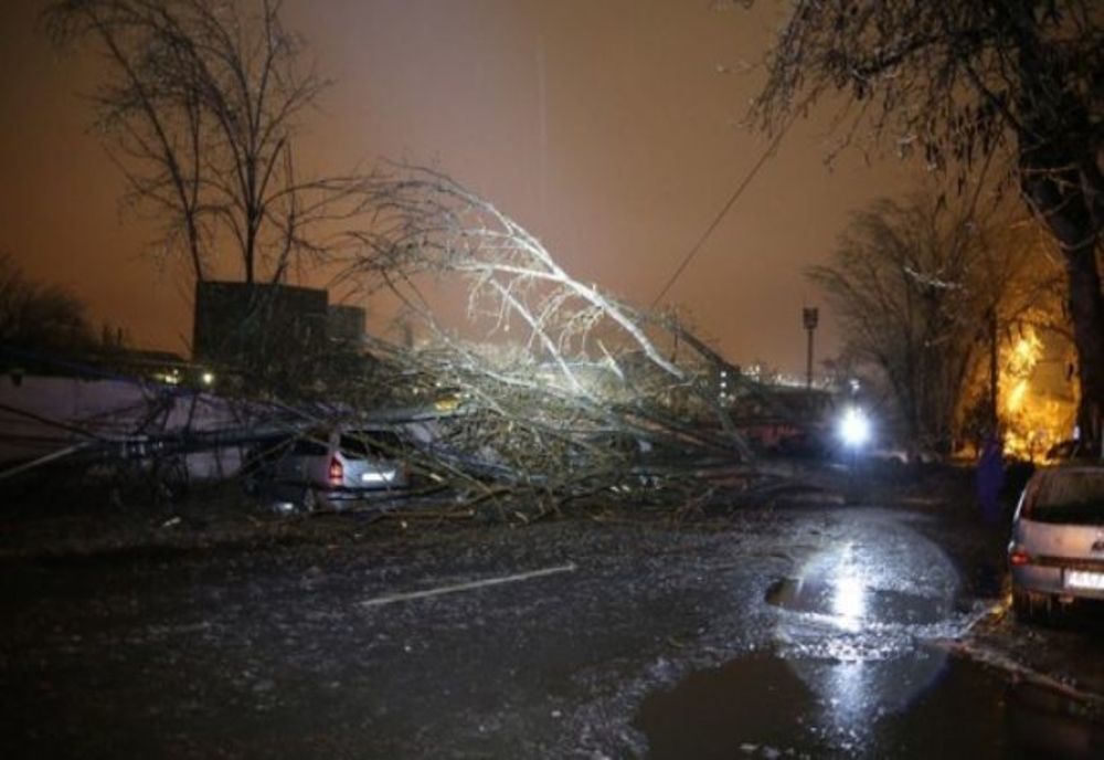 Vântul a lăsat fără energie electrică mai multe localități din județul Vaslui