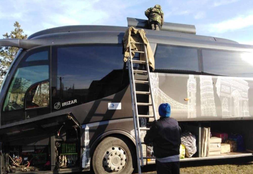 Autocar căptuşit cu ţigări de contrabandă, oprit în trafic