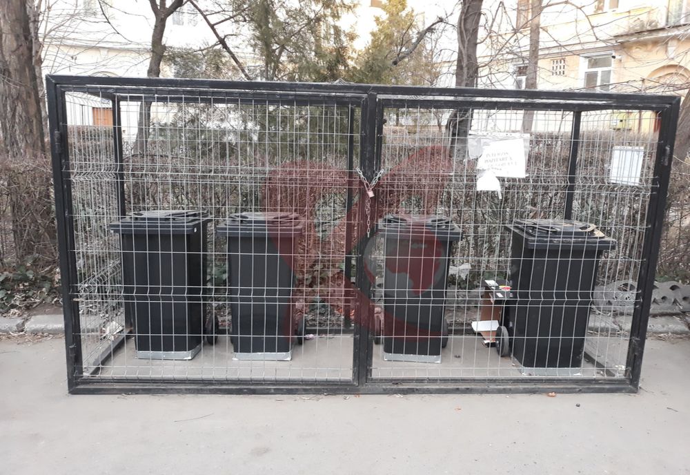 POZA ZILEI. Bârlad, în zona Pieței Mici: tomberoane după gratii! 