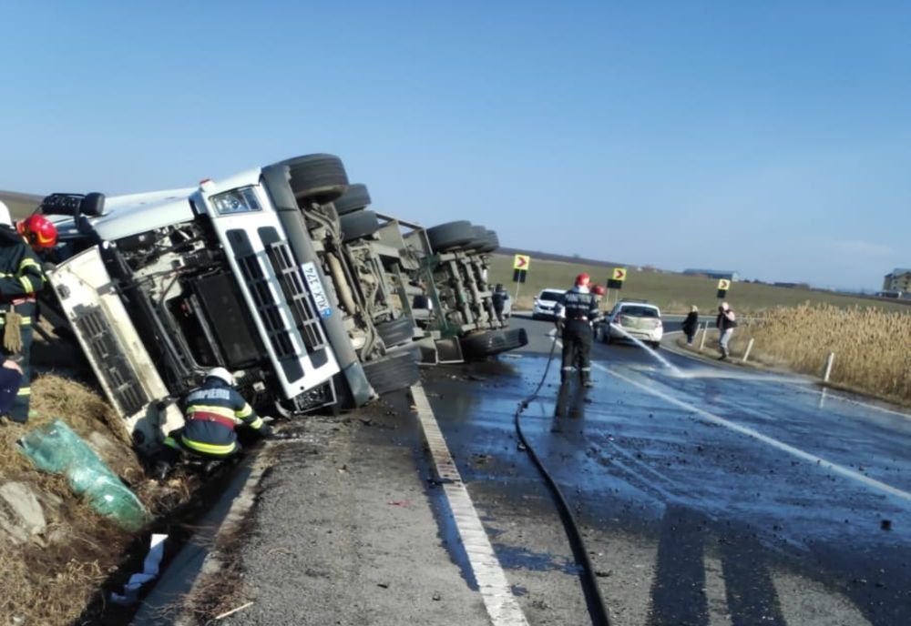 Circulație îngreunată pe DE581 după ce un autotren s-a răsturnat la marginea drumului - FOTO