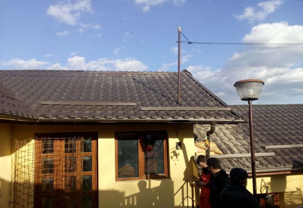 Intervenţia promptă a pompierilor a salvat o locuinţă şi a evitat producerea unui accident rutier pe DE 581