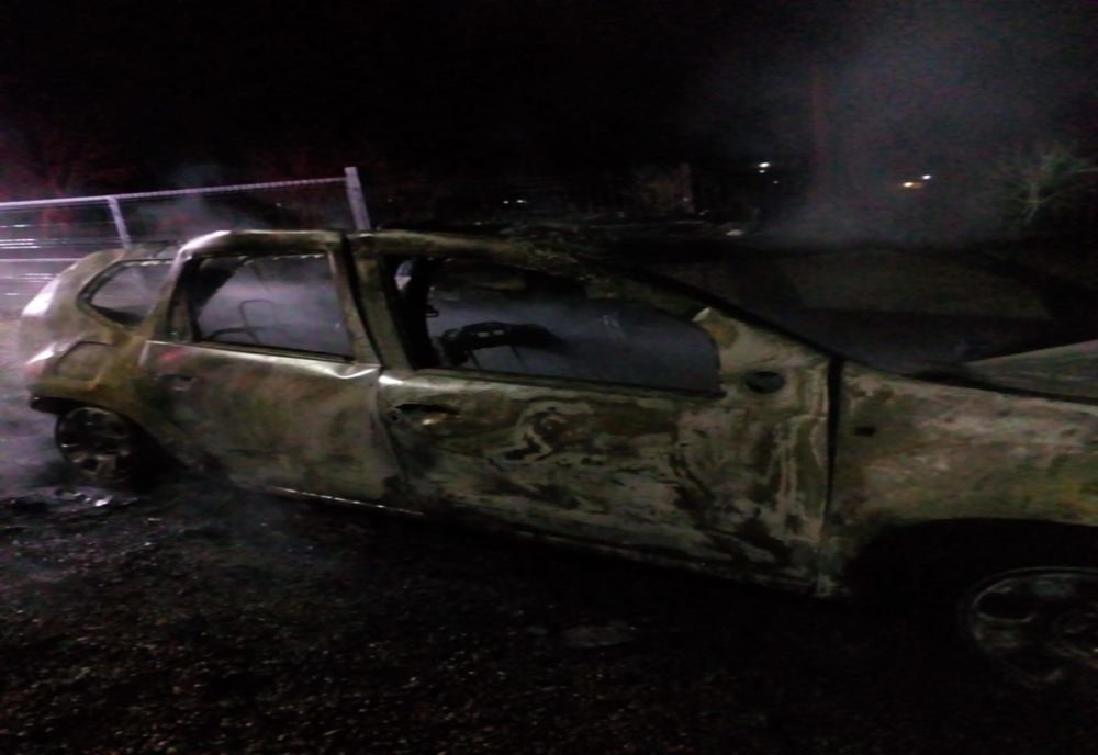 FOTO. Autoturism mistuit de flăcări la Pogana