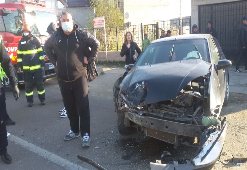 Accident cu victimă în Rediu: o persoană a rămas încarcerată într-un taxi