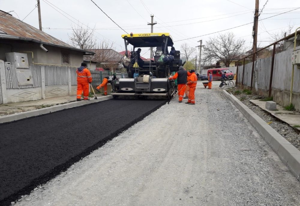 A fost turnat primul strat de asfalt pe strada Gheorghe Emandi