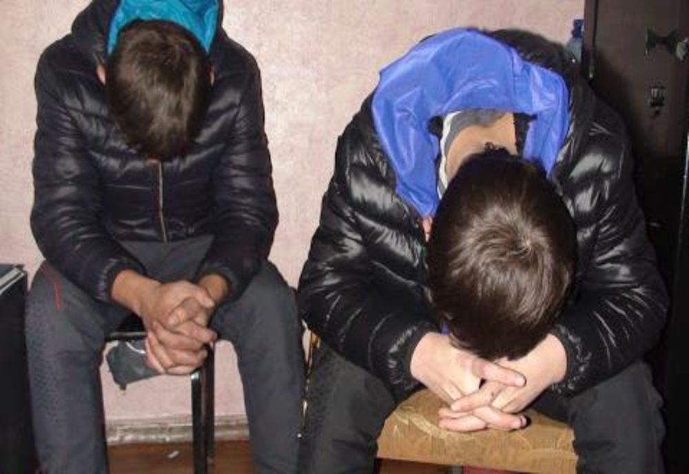 Trei tineri din Bârlad, reținuți după ce au spart un magazin și au furat țigări și bani!