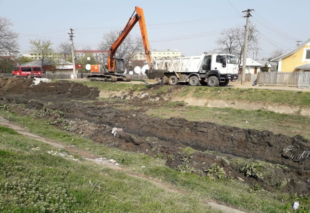 Continuă igienizarea și decolmatarea albiei Pârâului Valea Seacă 