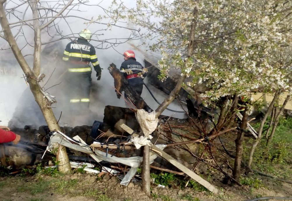Doi bătrâni din Ivești la un pas să ardă de vii, după ce le-a luat foc casa! - FOTO